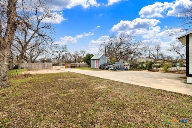 608 S Guadalupe St, San Marcos, TX 78666 - view of yard with driveway