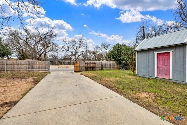 608 S Guadalupe St, San Marcos, TX 78666 - fenced yard featuring an outdoor structure