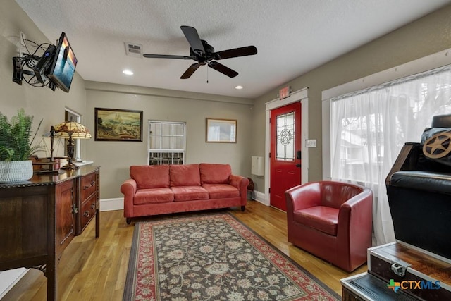 608 S Guadalupe St, San Marcos, TX 78666 - living room featuring light wood-type flooring, ceiling fan, recessed lighting, and a textured ceiling