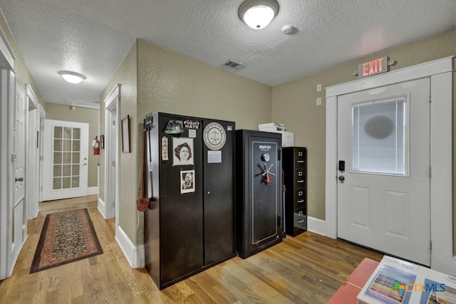 608 S Guadalupe St, San Marcos, TX 78666 - entrance foyer with a textured ceiling and light wood-style floors
