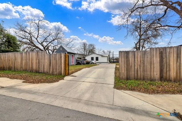 608 S Guadalupe St, San Marcos, TX 78666 - view of concrete driveway