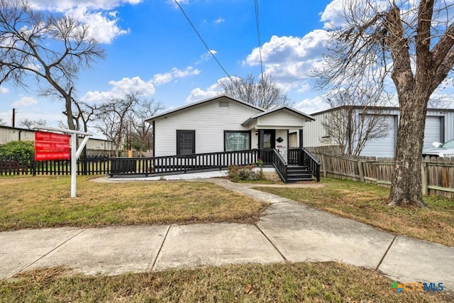 608 S Guadalupe St, San Marcos, TX 78666 - view of front facade with covered porch and a fenced front yard