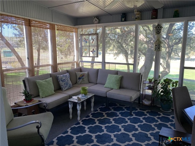 sunroom with ceiling fan