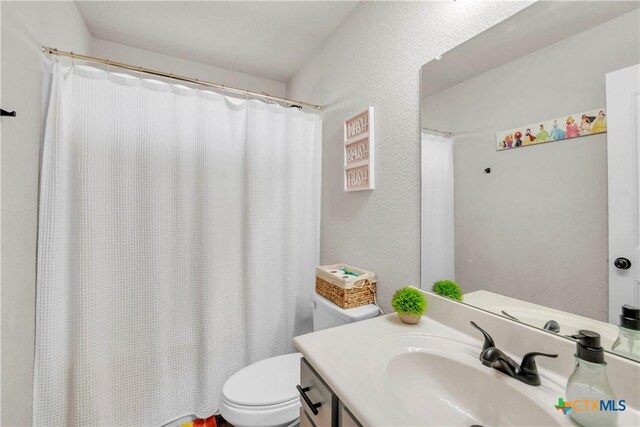 6402 Castle Gap Dr, Killeen, TX 76549 - bathroom with toilet, vanity, a shower with curtain, and a textured wall