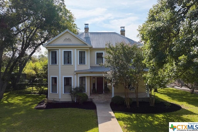 view of front of house featuring a front lawn