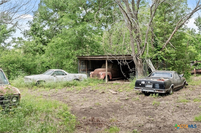 view of yard featuring an outdoor structure