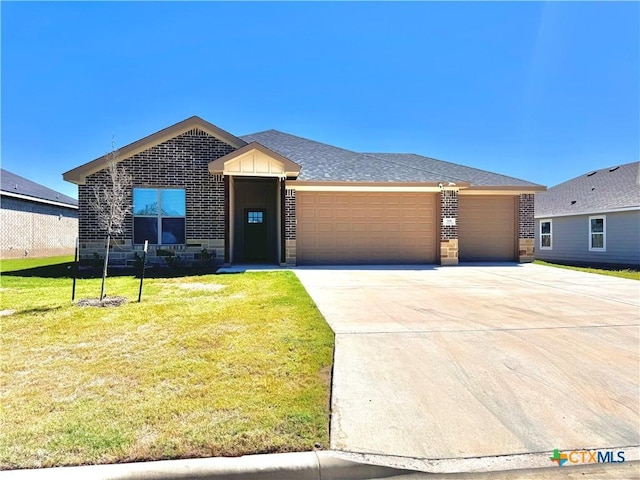 view of front facade featuring a garage and a front yard