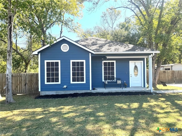 view of front facade with a front lawn