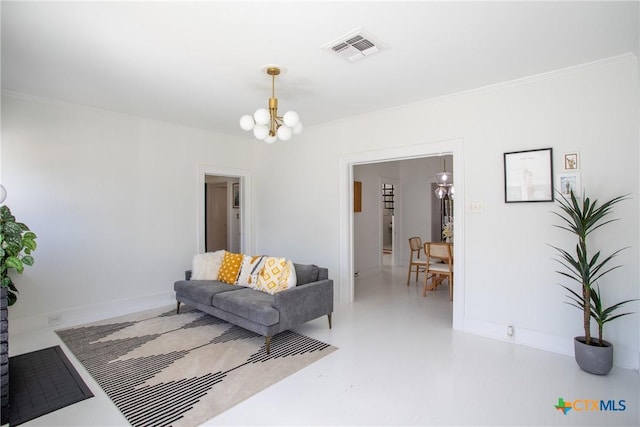 living area featuring crown molding, an inviting chandelier, baseboards, finished concrete floors, and visible vents