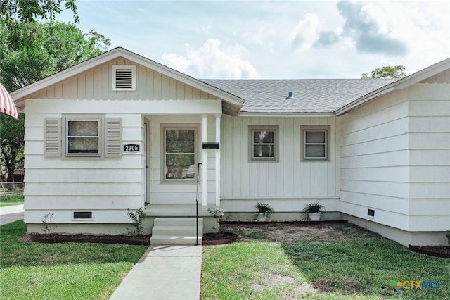 view of front of home featuring a front lawn