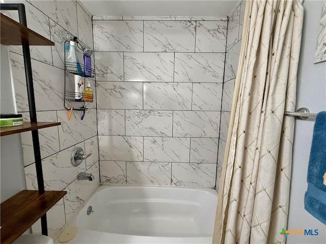 bathroom with shower / bath combo