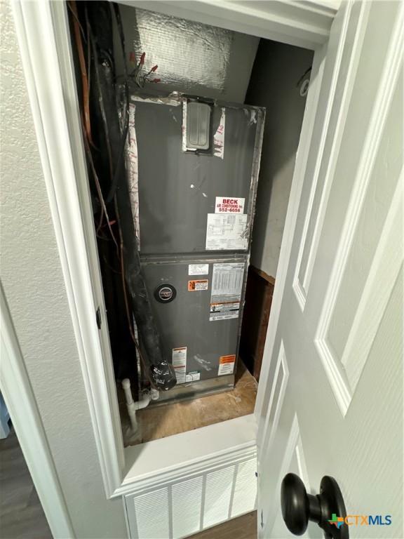 3004 Mayfair Dr, Victoria, TX 77901 - view of utility room