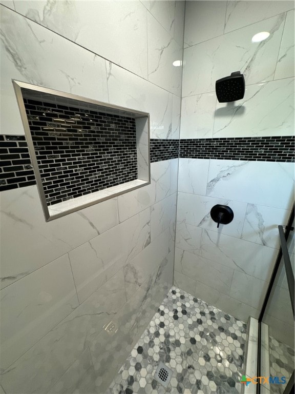 bathroom featuring tiled shower