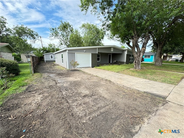 view of front facade featuring a garage and a front yard