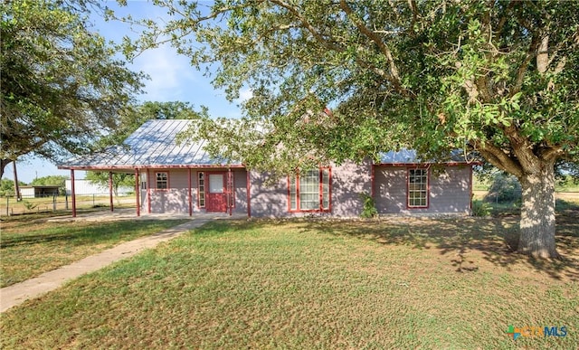 view of front of house featuring a front lawn