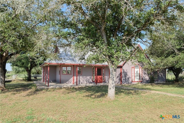 single story home featuring a front lawn