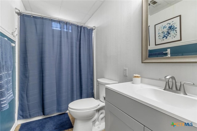 bathroom with toilet, vanity, visible vents, and a shower with curtain