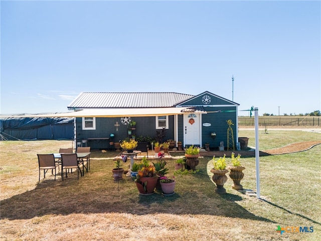 view of front of house featuring a front lawn