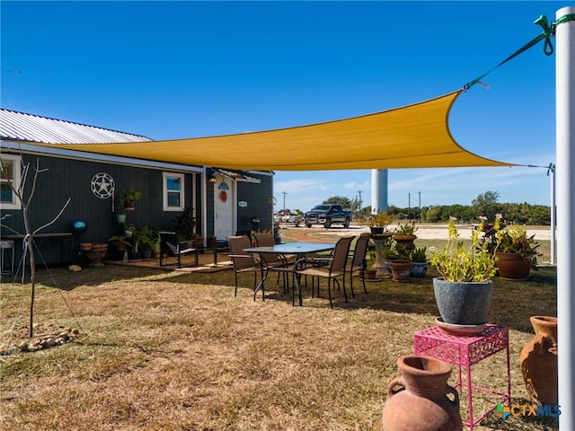 view of yard featuring a patio area