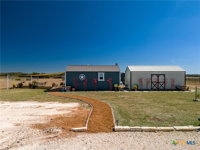 view of yard featuring a shed