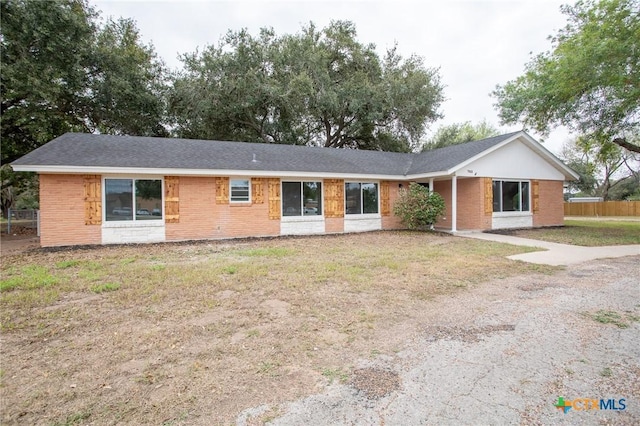 single story home with a front lawn