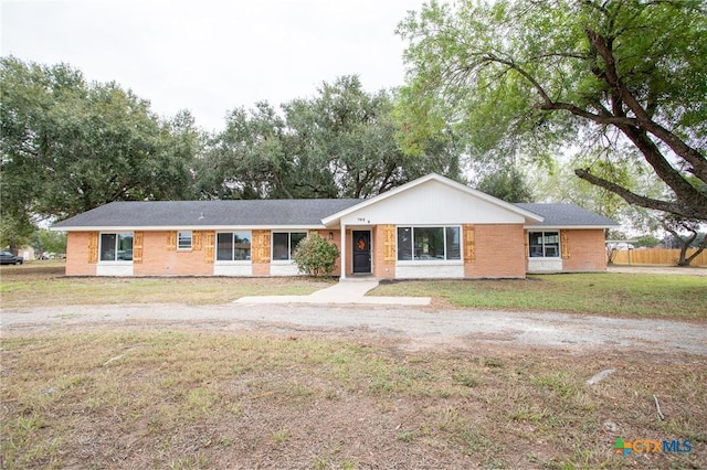 ranch-style house featuring a front lawn