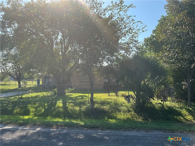 view of front of home featuring a front lawn