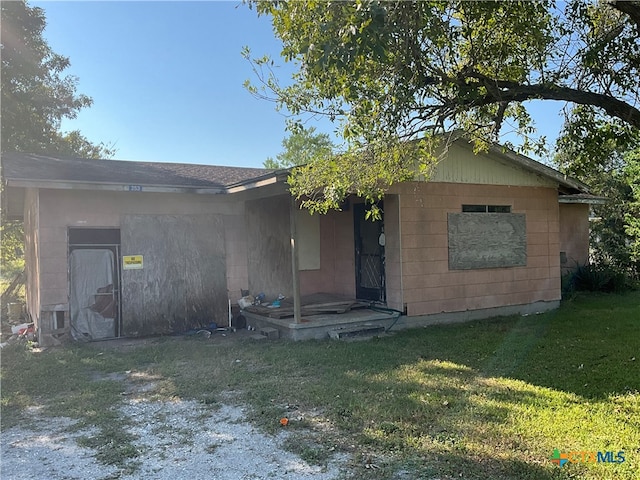 view of front of home featuring a front lawn