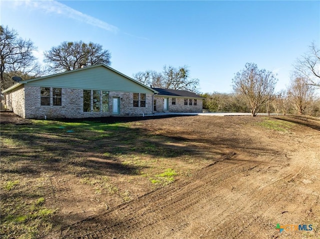 single story home featuring a front yard