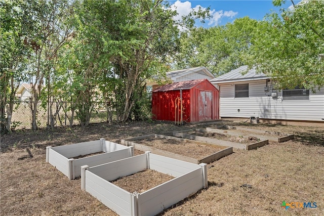 view of yard featuring a storage shed