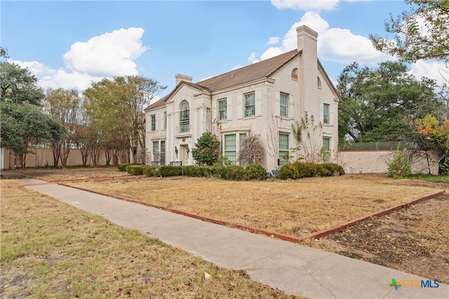 view of front of property featuring a front yard