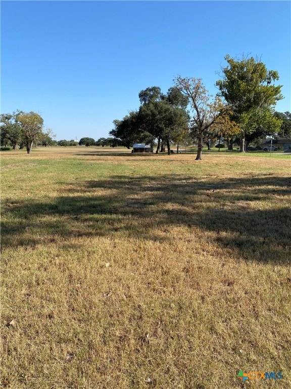 Listing photo 3 for 1506 Moss Ln, Cuero TX 77954