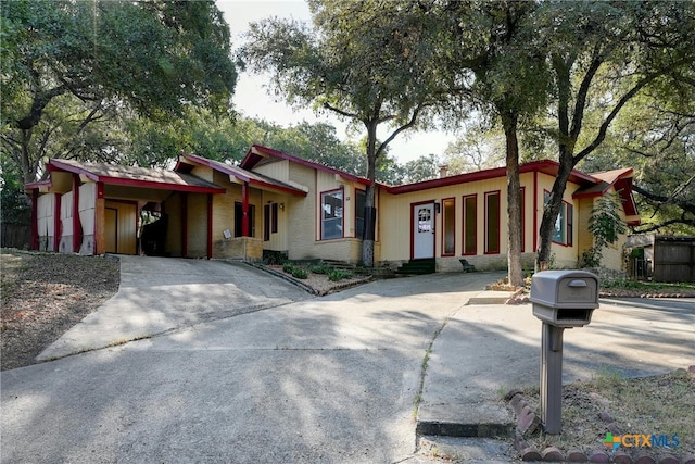 view of front of property