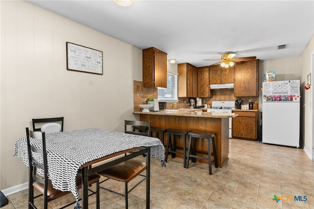 dining area with sink and ceiling fan