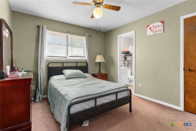 bedroom with connected bathroom, a textured ceiling, light carpet, and ceiling fan