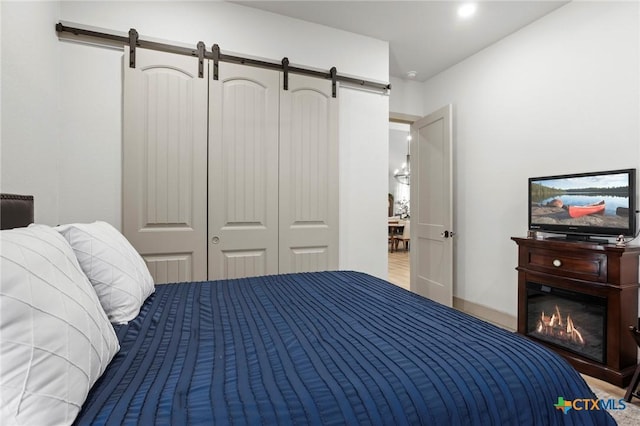 bedroom featuring a barn door