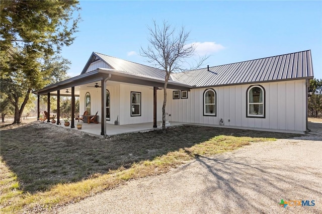 view of front facade with a front lawn and covered porch