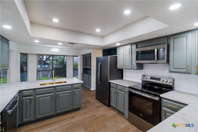 9215 Standing Creek Ln, San Antonio, TX 78230 - kitchen with appliances with stainless steel finishes, a sink, decorative backsplash, light wood-style floors, and recessed lighting