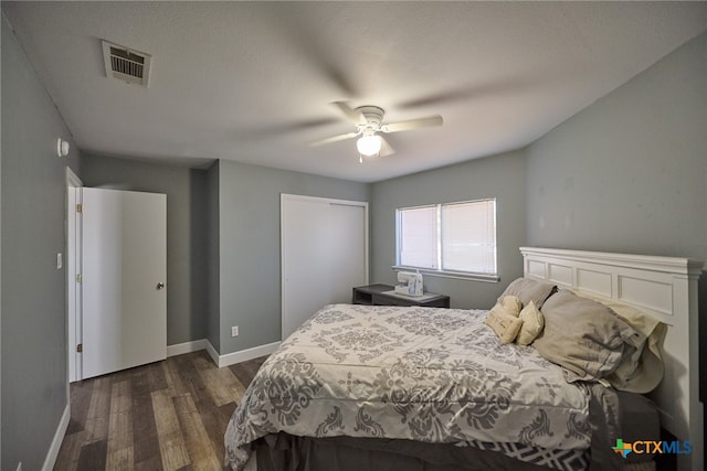 bedroom featuring ceiling fan, a textured ceiling, and dark hardwood / wood-style flooring