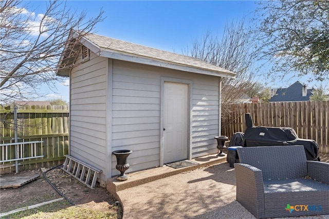 924 Queen Elizabeth Dr, Mcgregor, TX 76657 - view of shed with a fenced backyard