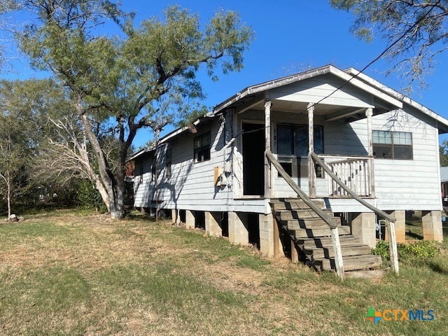 view of front facade featuring a front yard