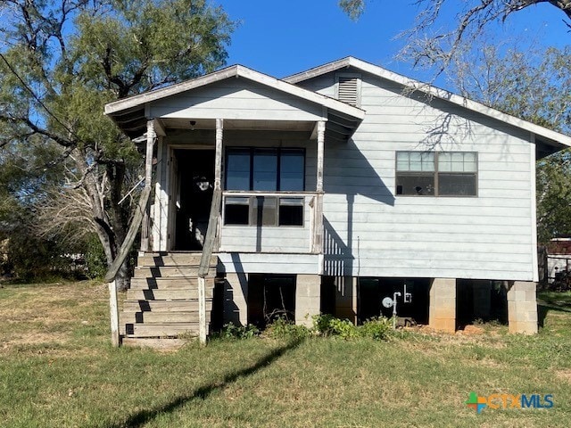 view of front facade with a front yard