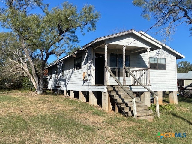 view of front of home with a front lawn