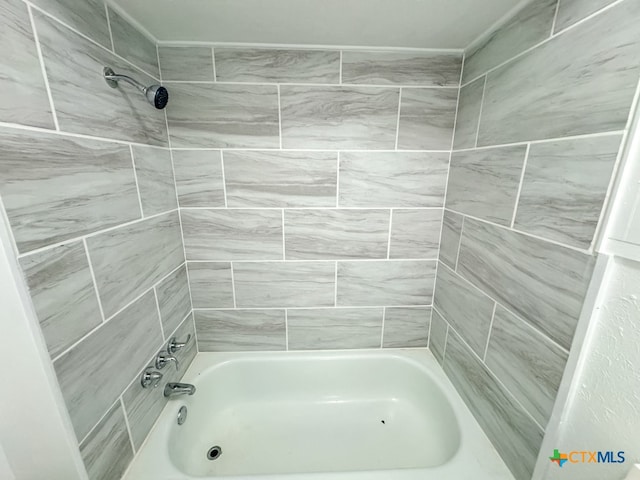 bathroom with tiled shower / bath