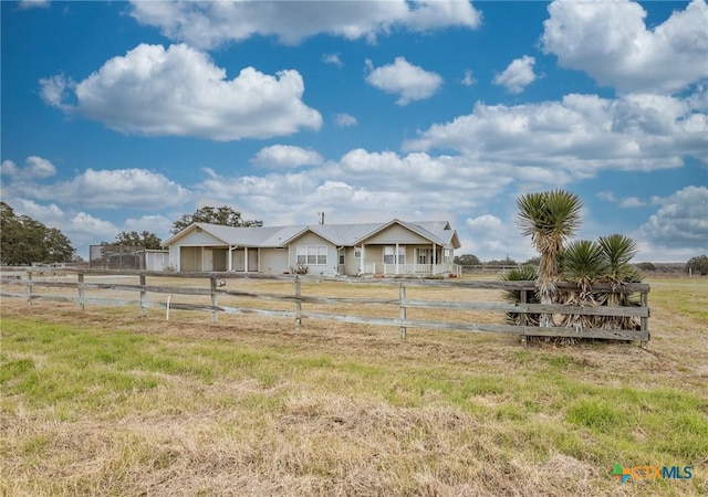 view of yard featuring a rural view