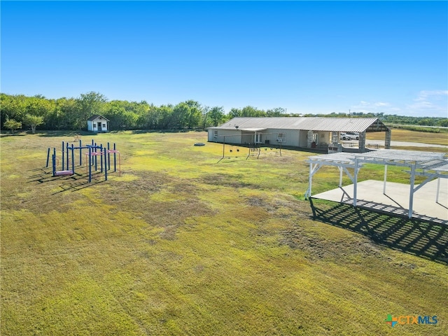 view of yard featuring a shed