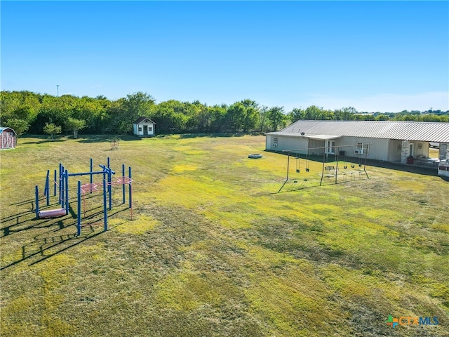 view of yard with a storage shed