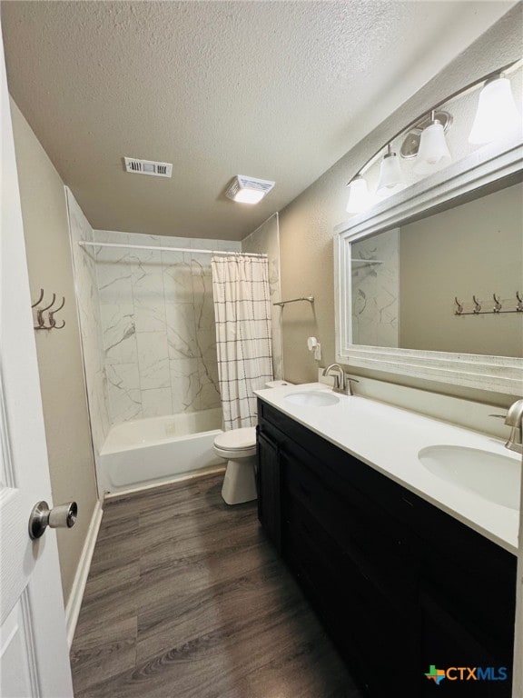 706 Golf Course Rd, Gatesville, TX 76528 - full bathroom featuring visible vents, a sink, a textured ceiling, and wood finished floors