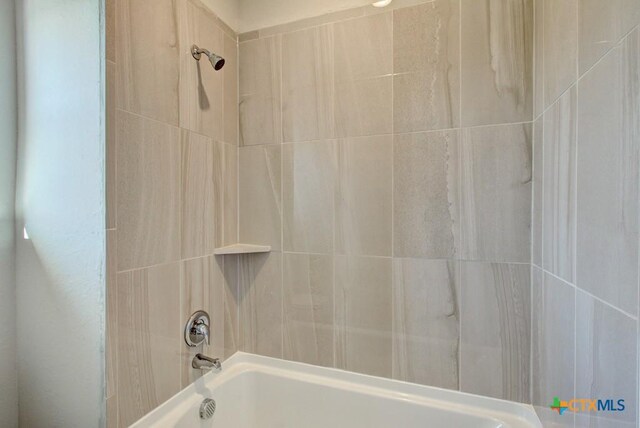 bathroom featuring tiled shower / bath combo