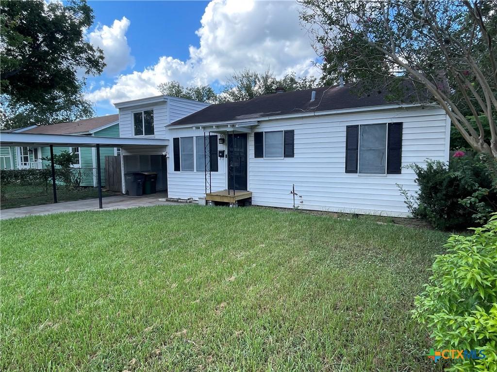 view of front of property featuring a front yard